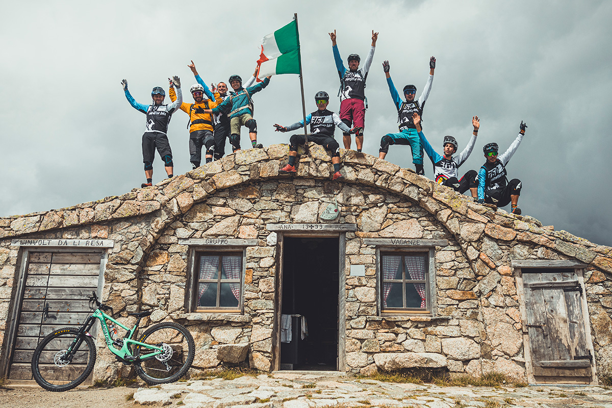 Compagnia di Biker in montagna Carosello 3000