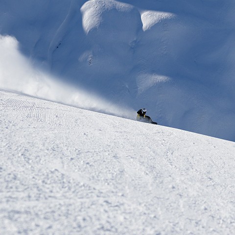 Sciatore sulla neve a Carosello 3000