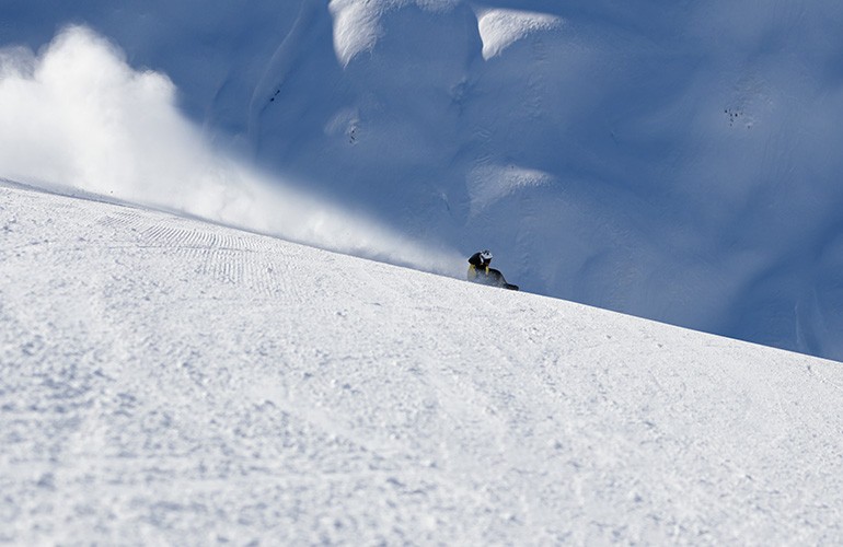 Sciatore sulla neve a Carosello 3000