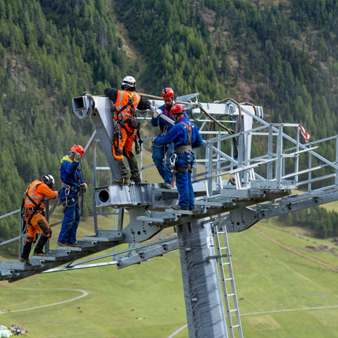 Operai al lavoro sulla nuova cabinovia di San Rocco