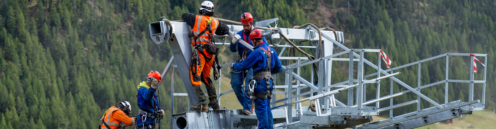 Operai al lavoro sulla nuova cabinovia di San Rocco