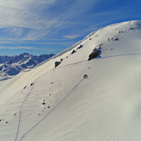 Sciatore sulla neve fresca a Carosello 3000