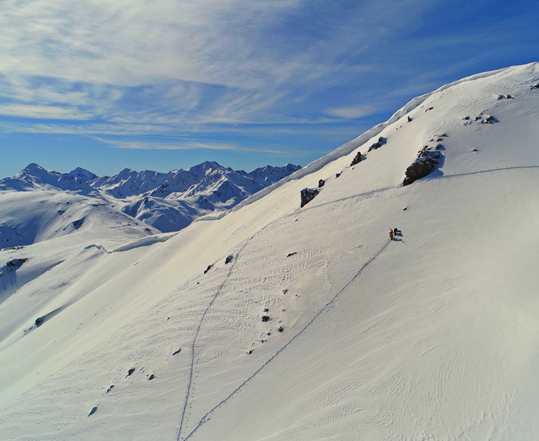 Sciatore sulla neve fresca a Carosello 3000