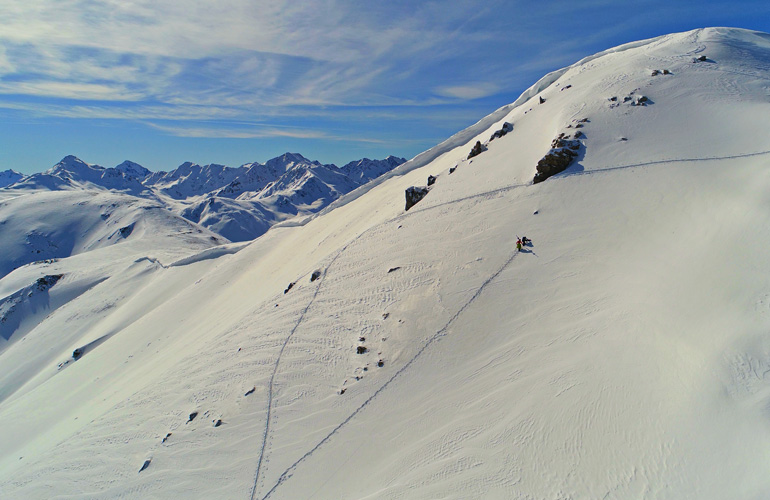 Sciatore sulla neve fresca a Carosello 3000