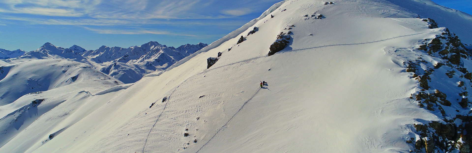 Sciatore sulla neve fresca a Carosello 3000
