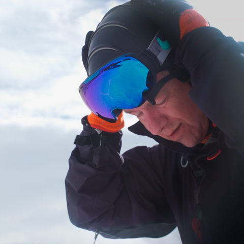 Sciatore sulle montagne di Carosello 3000