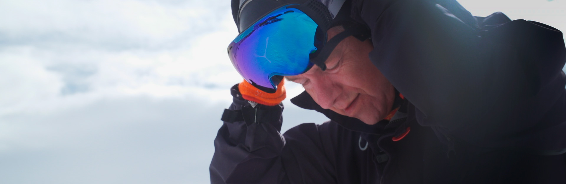 Sciatore sulle montagne di Carosello 3000