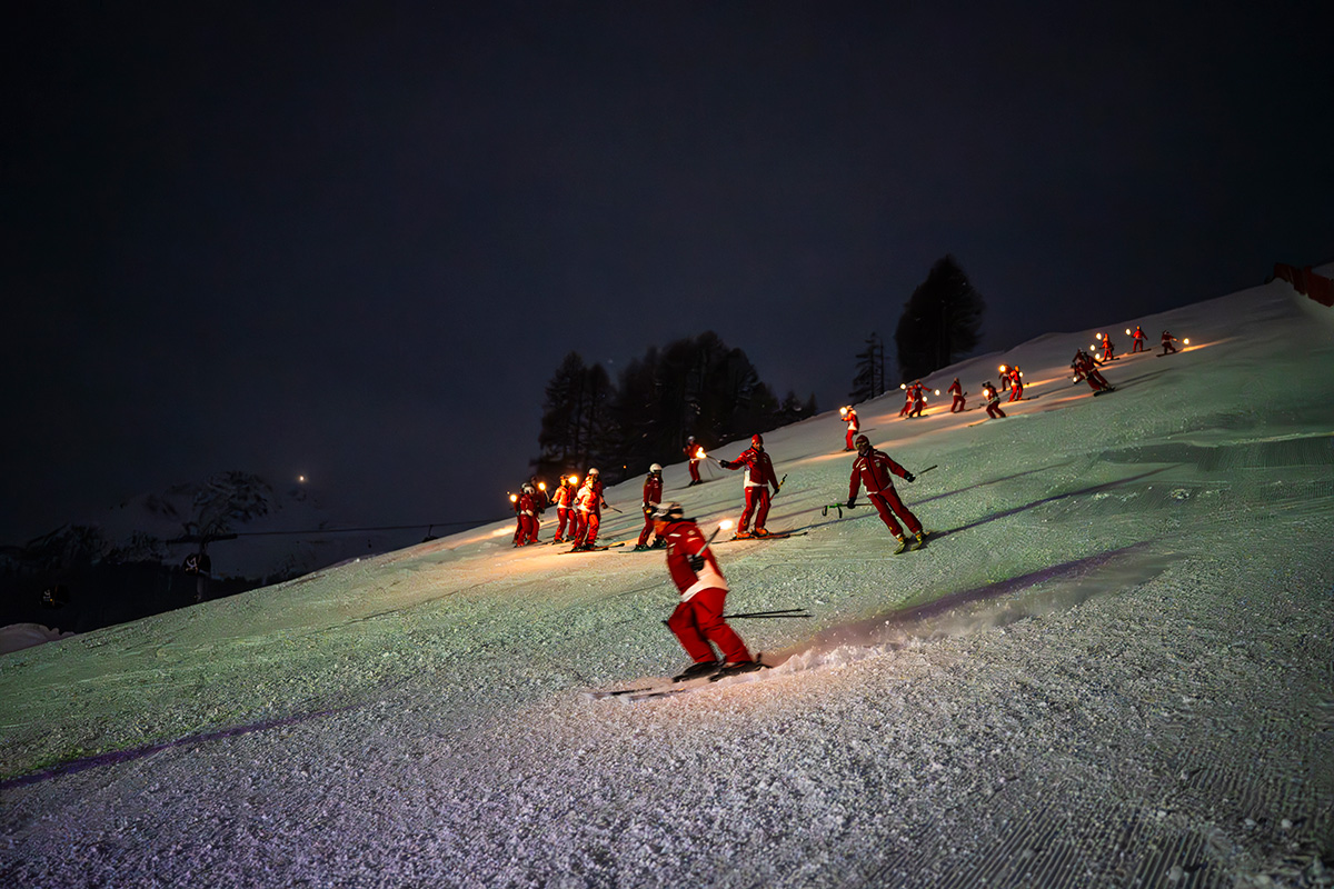 Fiaccolata di sciatori in una notte a Carosello 3000