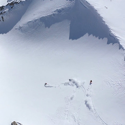 Sciatore freeride sulla neve fresca