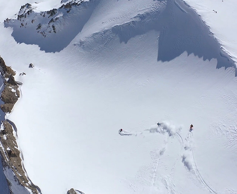 Sciatore freeride sulla neve fresca