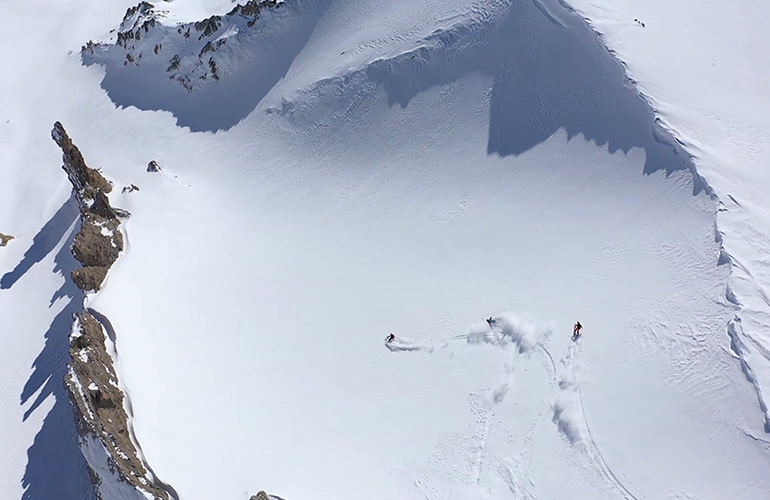 Sciatore freeride sulla neve fresca
