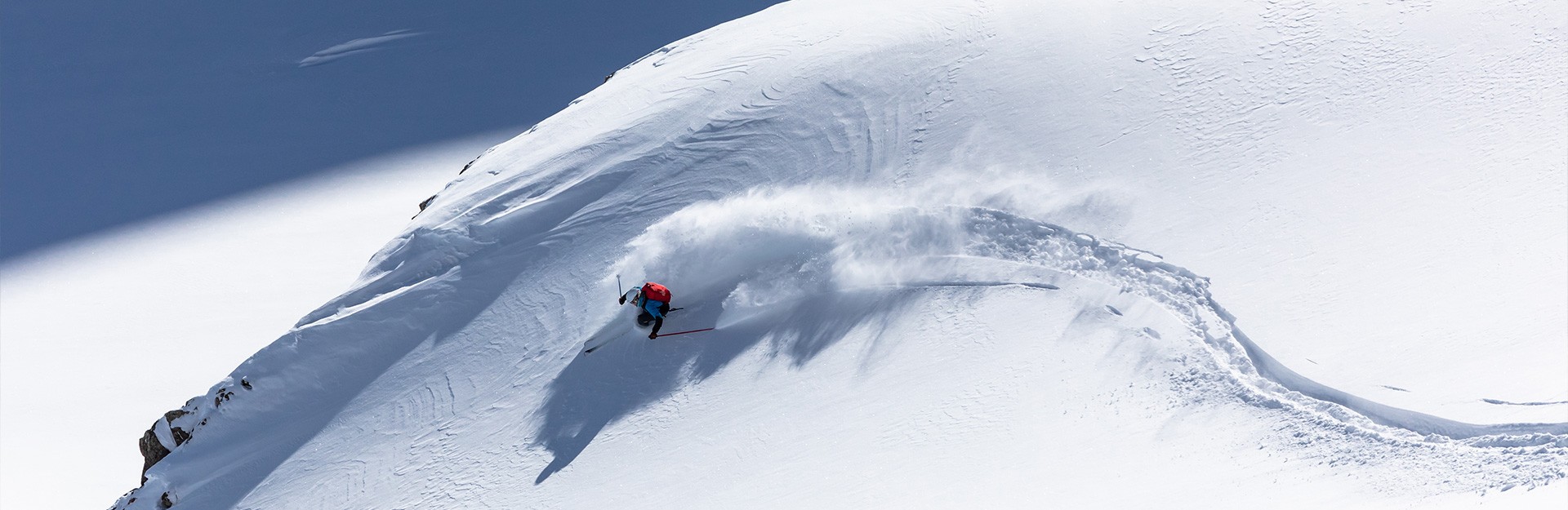 Sciatore freeride sulla neve fresca